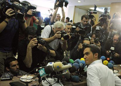 El ciclista Alberto Contador explica hoy, en Pinto, a la prensa su positivo por clembuterol en el Tour de Francia.