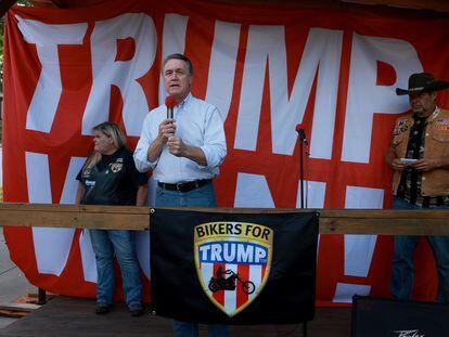 El candidato republicano a las primarias para gobernador David Perdue, en un acto de campaña de la semana pasada, interviene delante de un cartel que dice "Trump won!" (¡Trump ganó!), en Plainville (Georgia).
