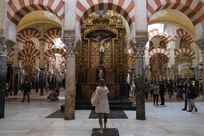 Una visitante fotografía un detalle de la mezquita-catedral de Córdoba, en noviembre de 2023.