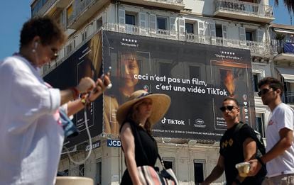 “No es una película, es un vídeo de TikTok”, reza un cartel publicitario de la plataforma china de contenidos durante
el último Festival de Cine de Cannes.