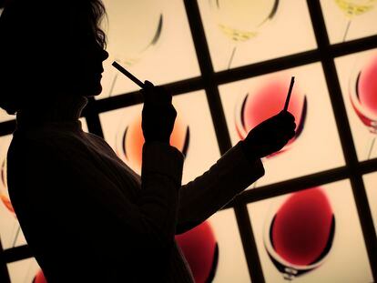 Una visitante, en la sala 3 del Museo Vivanco de la Cultura del Vino, la dedicada a los aromas.