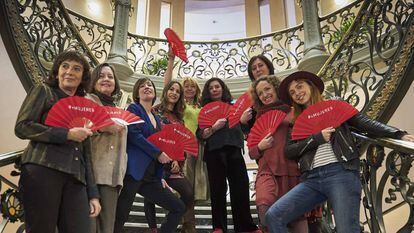 Desde la izquierda, las cineastas Patricia Ferreira, Cristina Andreu (vicepresidenta de CIMA), Virginia Yagüe (presidenta de CIMA), Paula Ortiz, Inés París (presidenta de la Fundación SGAE), Chus Gutiérrez, Belén Macías, Daniela Fejerman y Leticia Dolera con los abanicos en la SGAE.