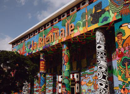 Facade of the central pavilion of the Venice Biennale, intervened by the Amazonian collective MAKHU.  Photography: Matteo De Mayda