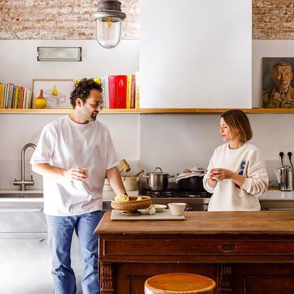 Mathieu Fiorini y Marie Ferreti, los dueños de la vivienda, retratados en la cocina.