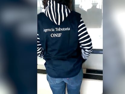 Una de las funcionarias de la Agencia Tributaria en la operación cárnica.