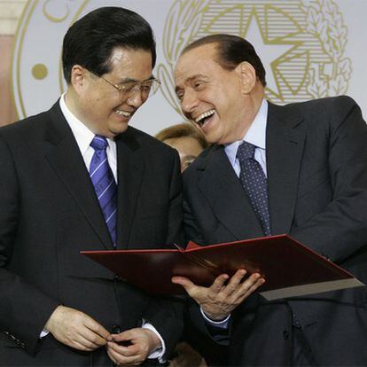 Silvio Berlusconi, con el presidente chino, Hu Jintao, ayer en Roma.