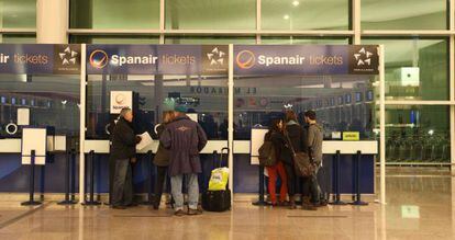 Pasajeros en el aeropuerto de El Prat.