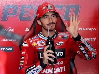 Francesco Bagnaia saluda este sábado antes de la clasificación en el GP de Alemania, en el circuito de Sachsenring.