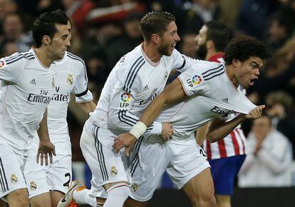 Pepe celebra el gol del Madrid junto a sus compañeros.
