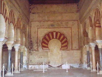 Sala central del Salón Rico de Medina Azahara tras su restauración inacabada.