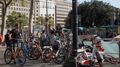Bicicletas de sharing mal aparcadas y en el suelo en la plaza de Cataluña de Barcelona, este mes de septiembre.