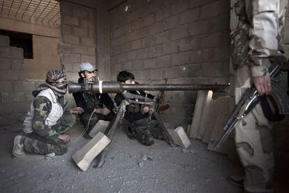 Varios rebeldes en la ciudad siria de Deir Ezor. 