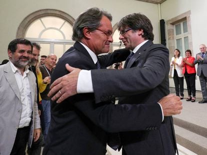 Los expresidentes de la Generalitat Artur Mas y Carles Puigdemont se abrazan en una imagen tomada en 2017, cuando este último era aún presidente.