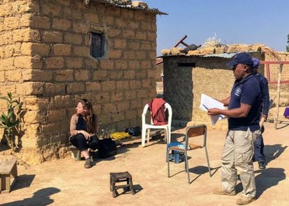 La investigadora trata de buscar un poco de sombra en una de las aldeas en las que realizaron entrevistas.