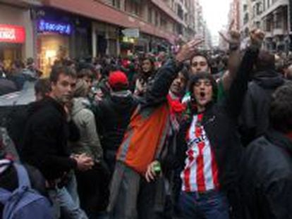 Aficionados del Athletic, en la calle Licenciado Pozas de Bilbao.