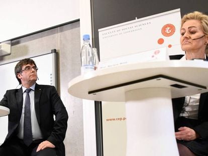 Puigdemont y la profesora Wind, durante la charla que dio en Copenhague.