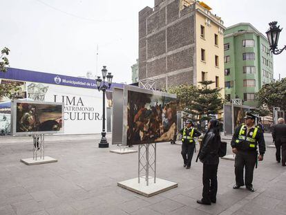 Una ciudadana y dos policías se acercan a una de las obras expuestas durante 'El Museo del Prado en Lima', en la capital peruana.