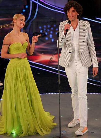 Mika junto a la presentadora Michelle Hunziker, durante el 57º Festival de la Canción de San Remo.