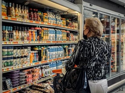 Una mujer compra alimentos en un supermercado de la Colonia Roma, en Ciudad de México, el 10 de junio de 2022.