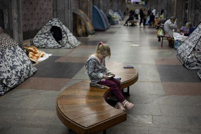 Tras los duros bombardeos que está sufriendo la ciudad de Járkov, en el noreste de Ucrania, muchos vecinos han decidido trasladarse a vivir a las estaciones del metro, espacios mucho más seguros que los bloques de viviendas.