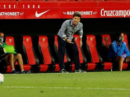 Rubi, en la banda durante el derbi ante el Sevilla.