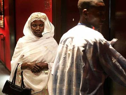 Amina Lawal con su primo Anwal Bashir, ante la puerta de su habitación de hotel en Madrid.