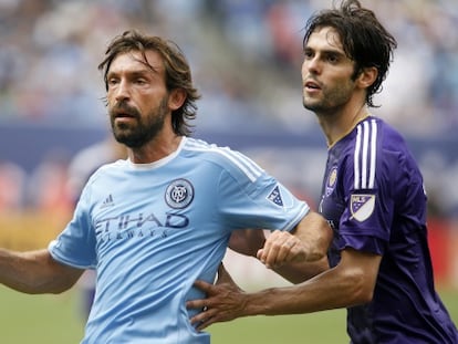 Pirlo forcejea con Kak&aacute; durante el partido.