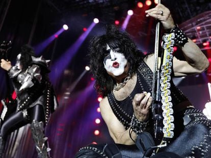El cantante y guitarrista de Kiss, Paul Stanley, durante el concierto de esta gira en en Santa Coloma de Gramanet (Barcelona) de la banda.
