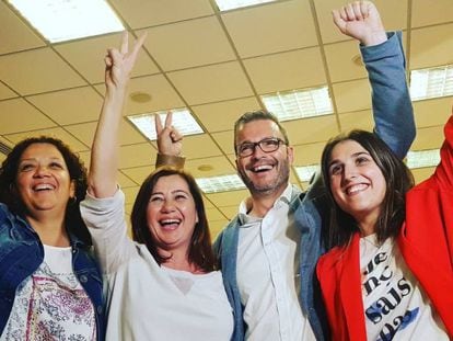 Los militantes socialistas celebran la victoria electoral en la madrugada de este lunes. 