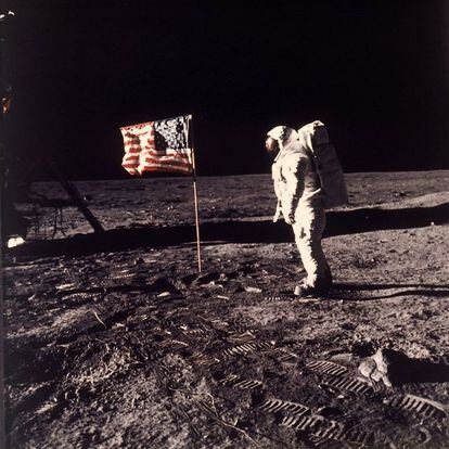 20 de julio de 1969. El astronauta Edwin Aldrin junto a la bandera de EE UU en la Luna durante la misión 'Apollo 11'. Aldrin y su compañero el astronauta Neil Armstrong fueron los primeros hombres en caminar sobre la superficie lunar.
