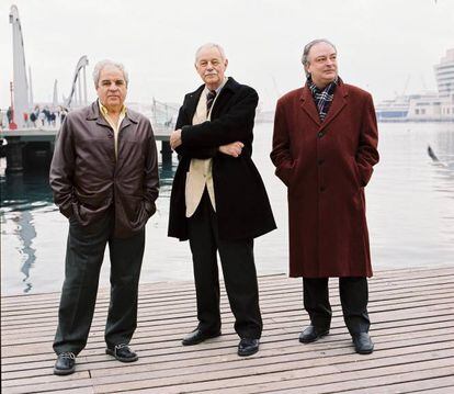 De izquierda a derecha, Juan Marsé, Eduardo Mendoza y Enrique Vila-Matas, en Barcelona en 2004.