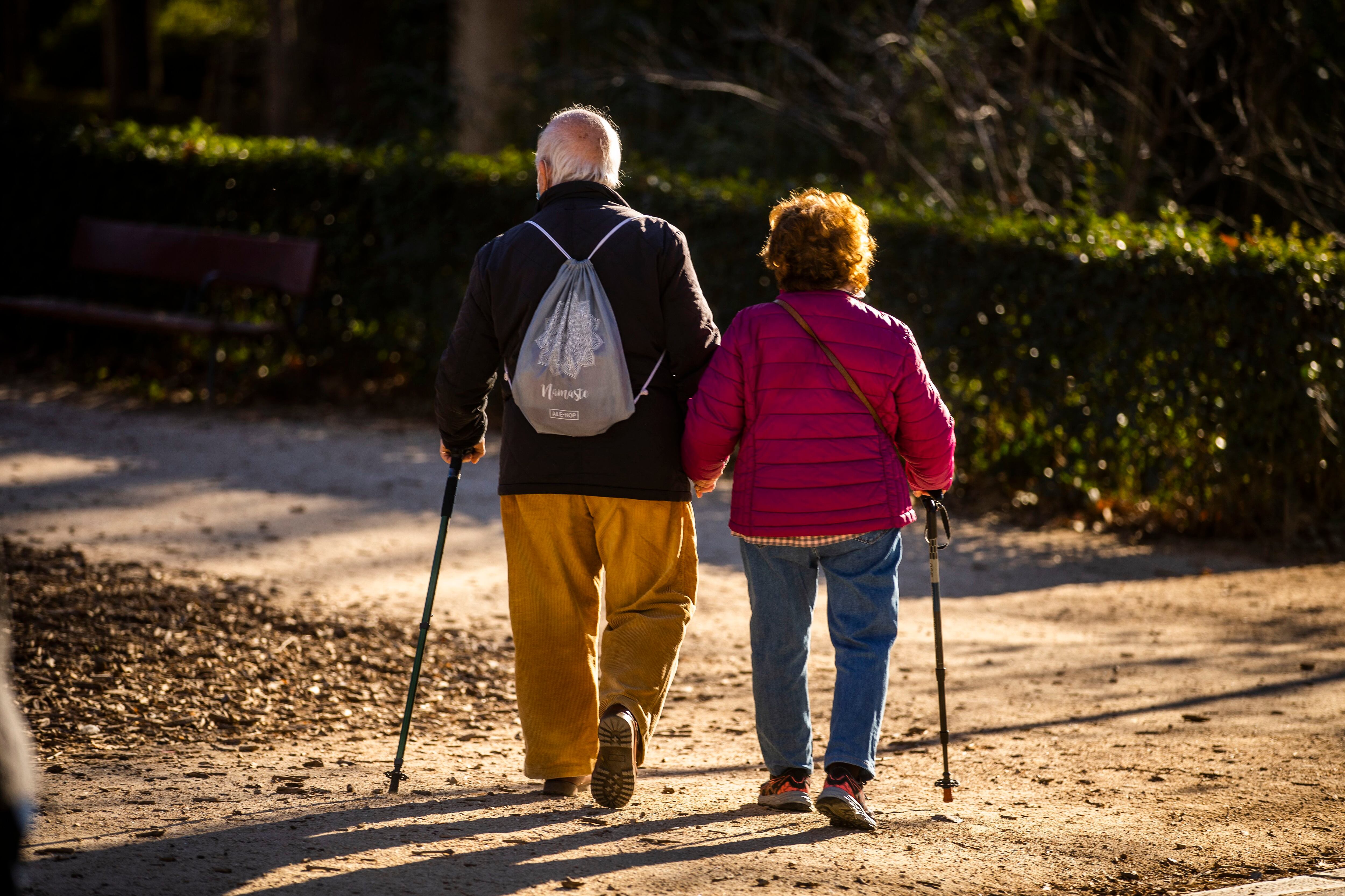 Caminar mejora la salud cardiovascular de los mayores, pero puede no ser ejercicio suficiente para mantener independencia funcional.