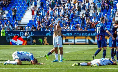 Los jugadores del Leganés, tras la última ocasión fallada.