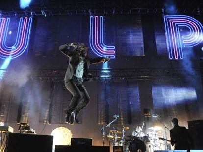 El cantante del grupo brit&aacute;nico Pulp, Jarvis Cocker, en su actuaci&oacute;n anoche en el Festival Estrella Levante SOS 4.8, en Murcia.