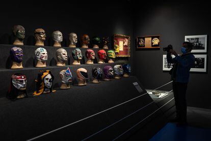 Máscaras de luchadores mexicanos en la exposición del CCCB.