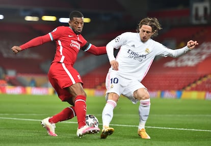 Wijnaldum trata de regatear a Modric durante el Liverpool-Real Madrid disputado el pasado miércoles en Anfield.  / (EFE/EPA)