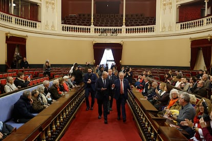 El presidente del Senado, Pedro Rollán, en el centro, durante la visita.