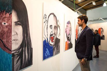 Xabi Prieto, leyenda de la Real Sociedad, observa los retratos de sus jugadores del equipo Genuine.