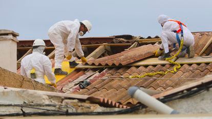 Varios trabajadores, en el tejado de un edificio.