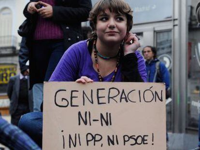 Una joven muestra una pancarta durante la concentración de esta tarde en la Puerta del Sol.