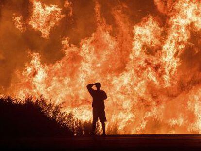 Un fuerte viento inusual en diciembre aviva seis incendios a la vez y quema 70.000 hectáreas en el sur de California en una semana