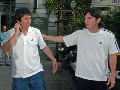 Lionel Messi, a la derecha, junto a Jorge, su padre, en 2006.