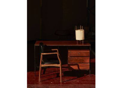 Mesa con estructura de tubo de acero y cajonera tipo C3, de Carlos Picardo (1960), y silla de inspiración europea. |
