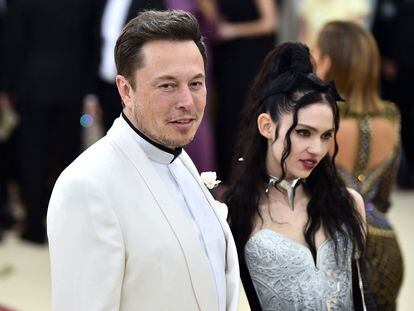 Elon Musk y Grimes en la gala MET 2018.
