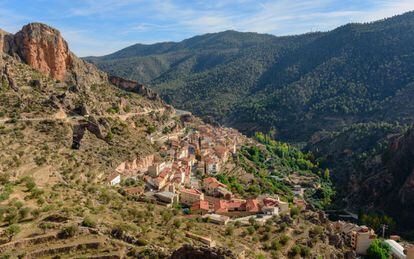 'Amanece, que no es poco', la película de tintes surrealistas que rodó José Luis Cuerda en esta localidad en 1989. Ubicada en la sierra del Segura, debe su peculiar aspecto a su emplazamiento en lo más profundo de la garganta del río Mundo. En la plaza Mayor se encuentra la Casa Museo Etnológico, con reproducciones de las estancias de las casas típicas y aperos de antiguos oficios de la zona. En la parte más alta de la villa se hallan los restos del castillo de Yedra, una fortificación musulmana del siglo XIII. <br><br> <i>A 1 hora en coche de Albacete.</i>