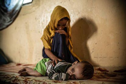 Nahed junto a su hermano pequeño, que está desnutrido. Son hijos de Amina Fahd, quien abandonó su comunidad por el conflicto en Yemen.