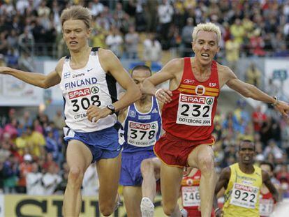 José Luis Blanco, a la derecha, en el momento de ser superado por el finlandés Jukka Keskisalo, el vencedor de la prueba.