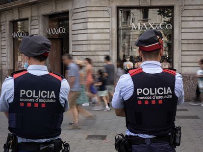 Dos Mossos d Esquadra vigilan en Barcelona, en una imagen de archivo.