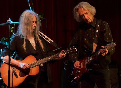 Patti Smith y Lenny Kaye en un concierto en Tulsa, Oklahoma, en mayo de 2022.