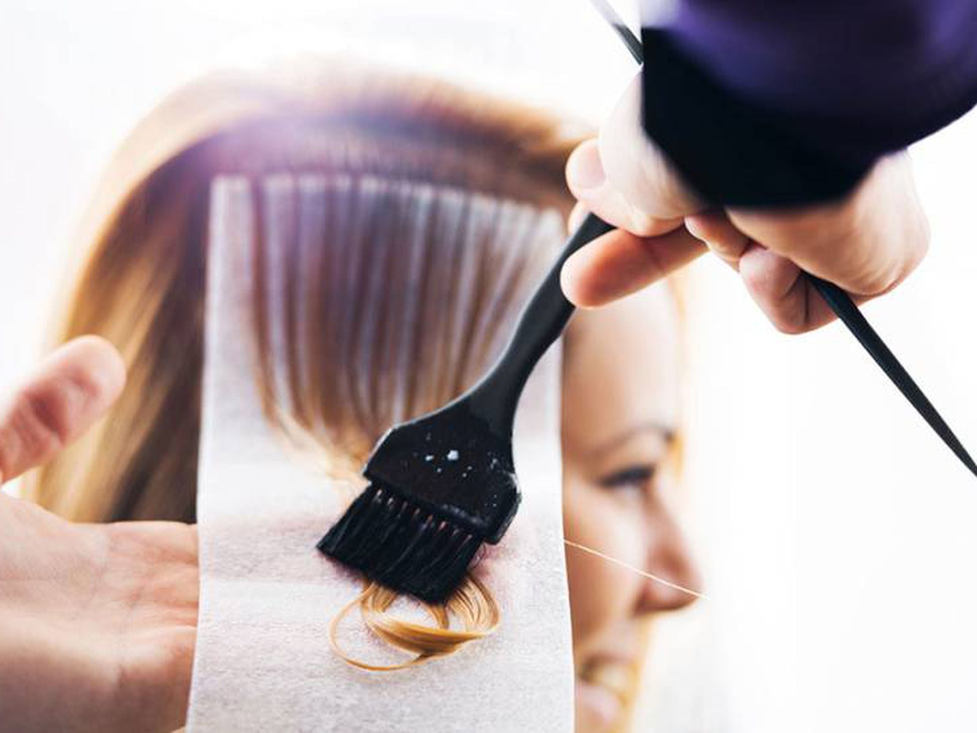 Un tinte y 8 trucos para teñirte el pelo en casa y que te quede bien |  Escaparate: compras y ofertas | EL PAÍS